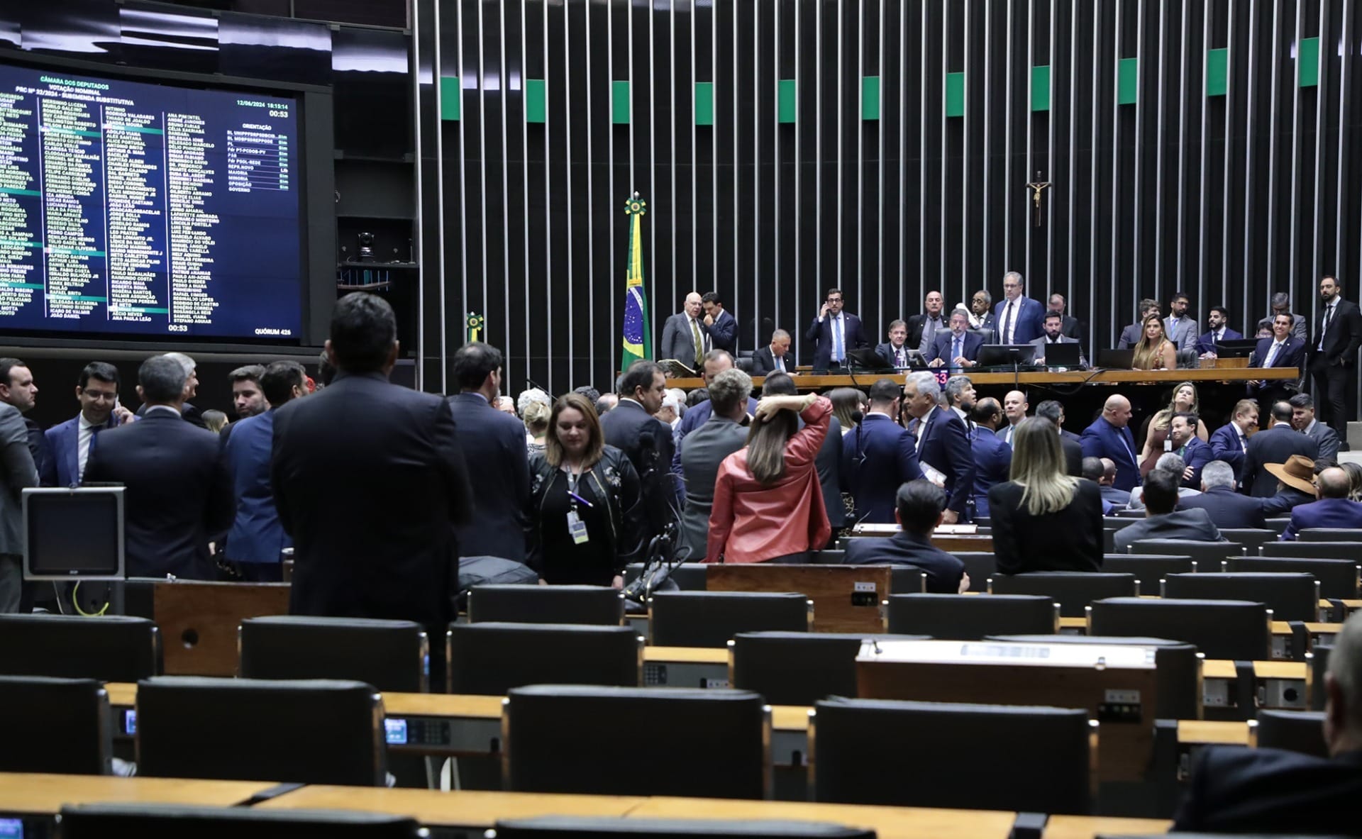 Fim da jornada 6×1 ganha reforço e pressiona deputados