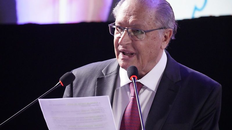 Indústria está assustando o fantasma da crise, diz Alckmin