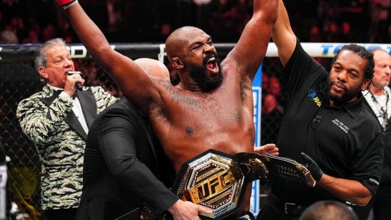 Jon Jones vence Stipe Miocic com nocaute brutal e descarta aposentadoria