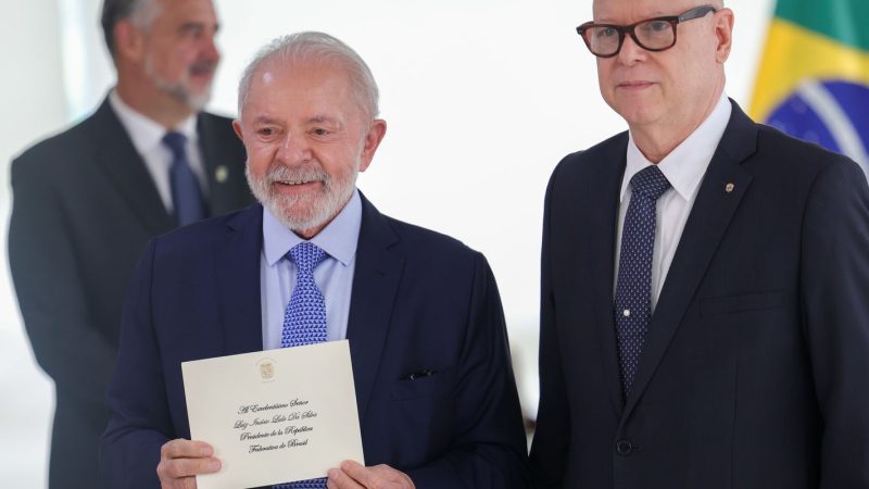 Lula recebe credenciais de oito novos embaixadores