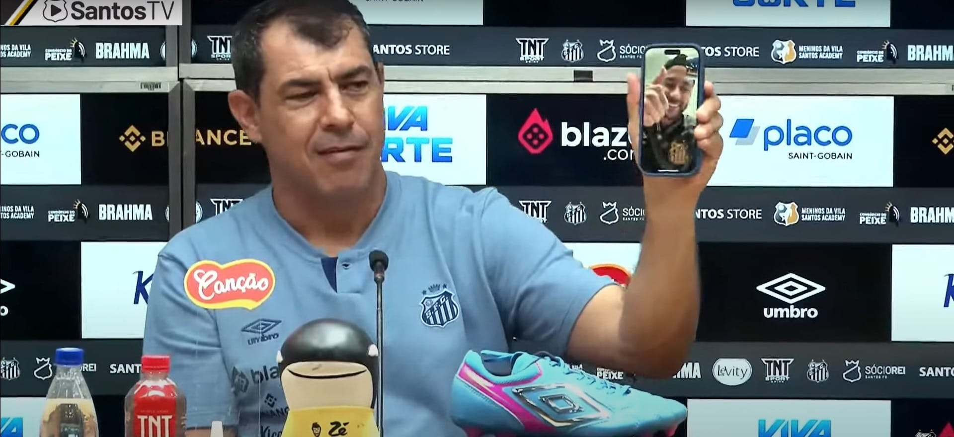 Neymar comemora vitória do Santos, liga para elenco e "participa" de entrevista coletiva