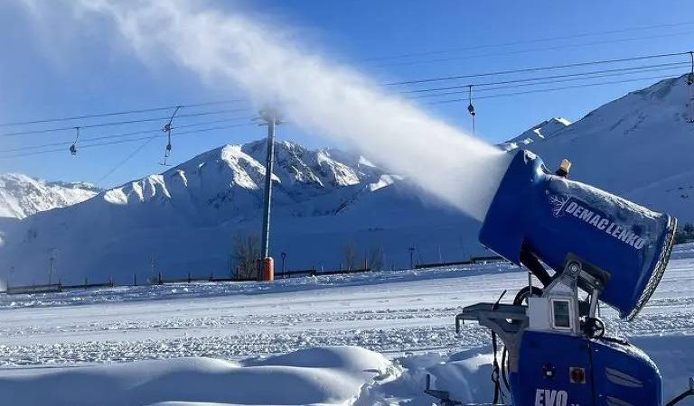 O uso de neve artificial em estações de esqui no Chile – 01/11/2024 – Turismo