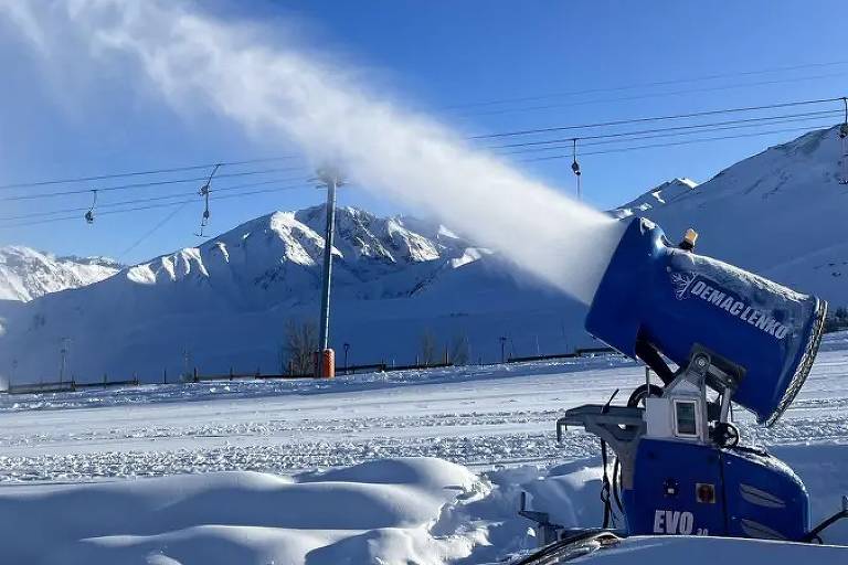 O uso de neve artificial em estações de esqui no Chile – 01/11/2024 – Turismo