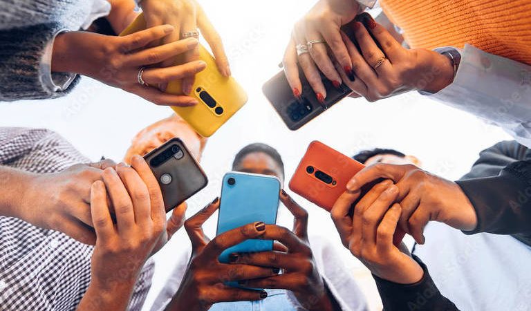 Redes sociais: Austrália proíbe acesso de menores de 16 – 07/11/2024 – Tec