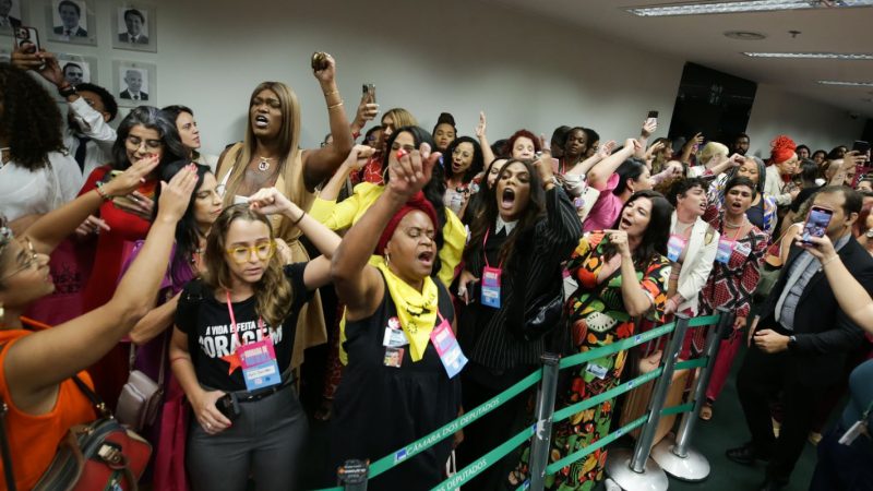 Sob protestos, CCJ da Câmara aprova PEC que proíbe aborto legal