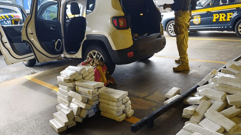 Veículo é apreendido com 247 tijolos de maconha