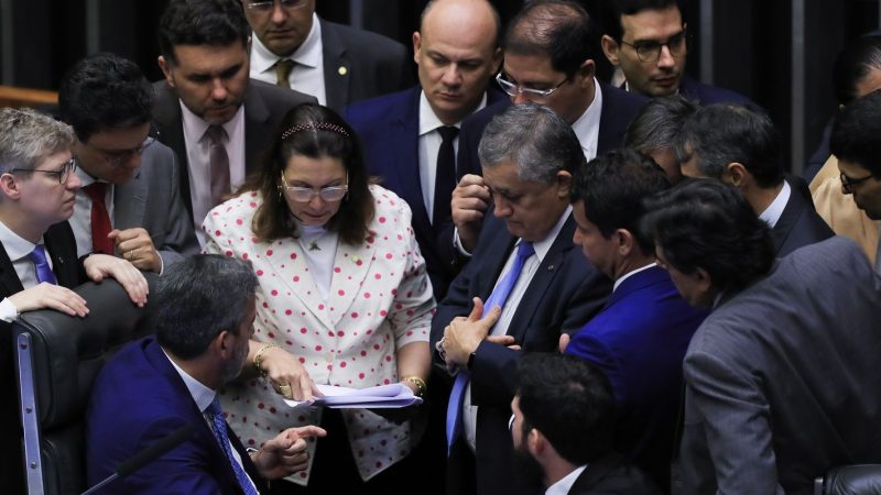 Câmara aprova PEC de corte de gastos públicos em segundo turno