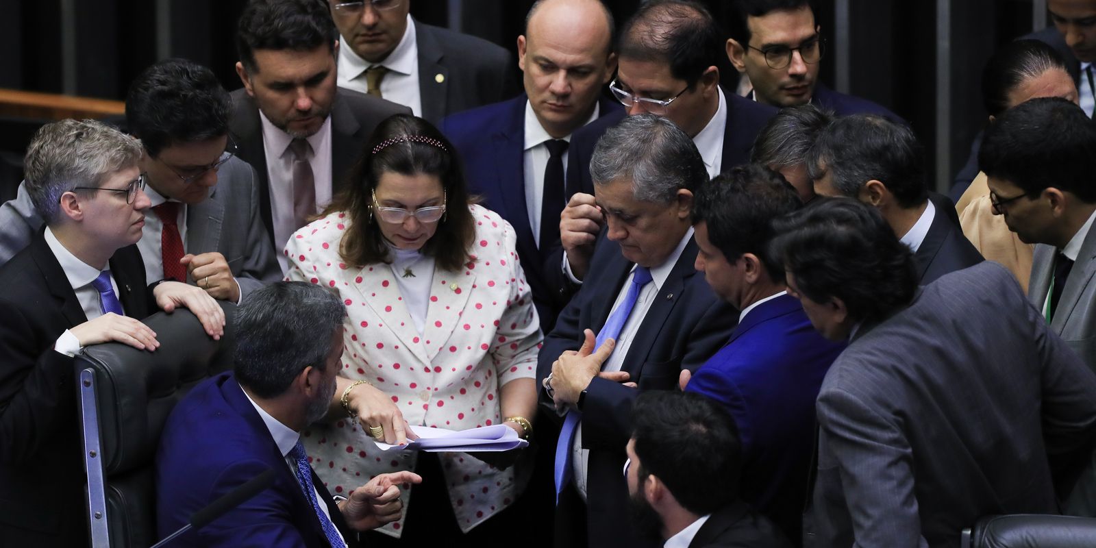 Câmara aprova PEC de corte de gastos públicos em primeiro turno
