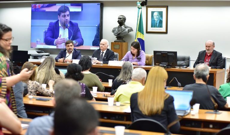 Debatedores criticam a redução do orçamento com saúde e educação proposta pelo pacote fiscal – Notícias