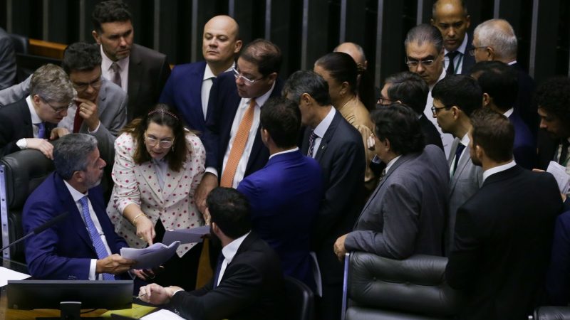PEC de corte de gastos é aprovado em dois turnos na Câmara