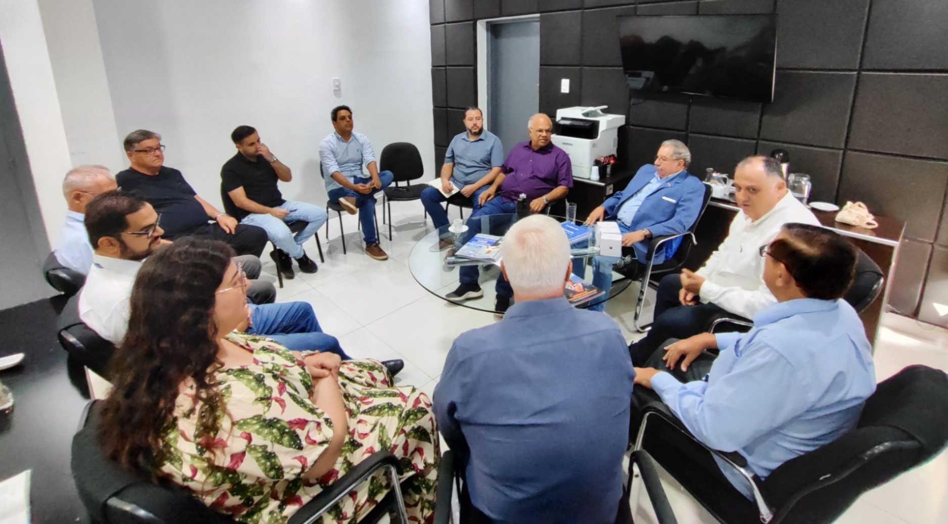 Vice-prefeito de Sumaré recebe engenheiros no Paço Municipal