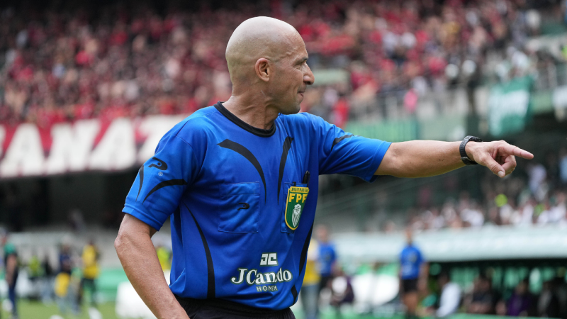 Após briga em Coritiba x Athletico, árbitro relata 11 expulsões na súmula