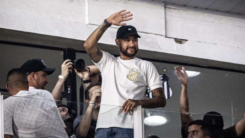 Atacante Neymar anuncia retorno ao Santos