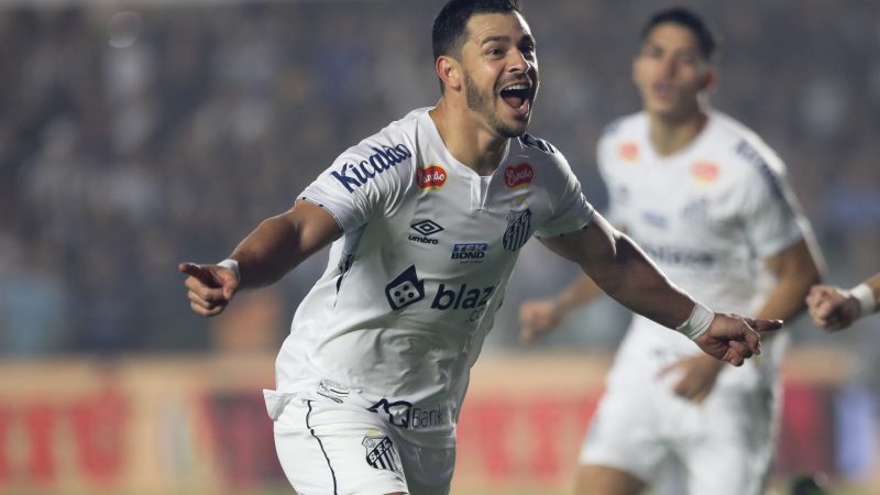 Athletico acerta com meia Giuliano, ex-Santos