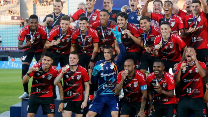 Athletico acerta o retorno do goleiro Santos