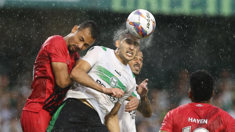 Athletico e Coritiba mostram a cara da Série B em clássico violento