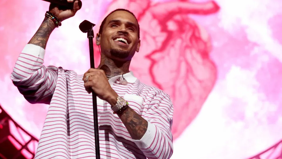 Chris Brown pede US$ 500 mi a Warner por danos morais após série