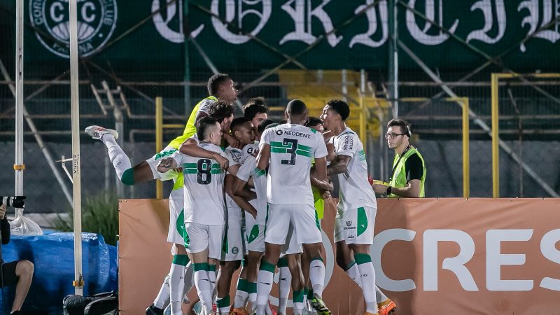 Coritiba define futuro de Henrique Melo