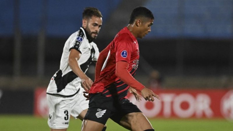 Coritiba encaminha contratação de zagueiro Matías Fracchia
