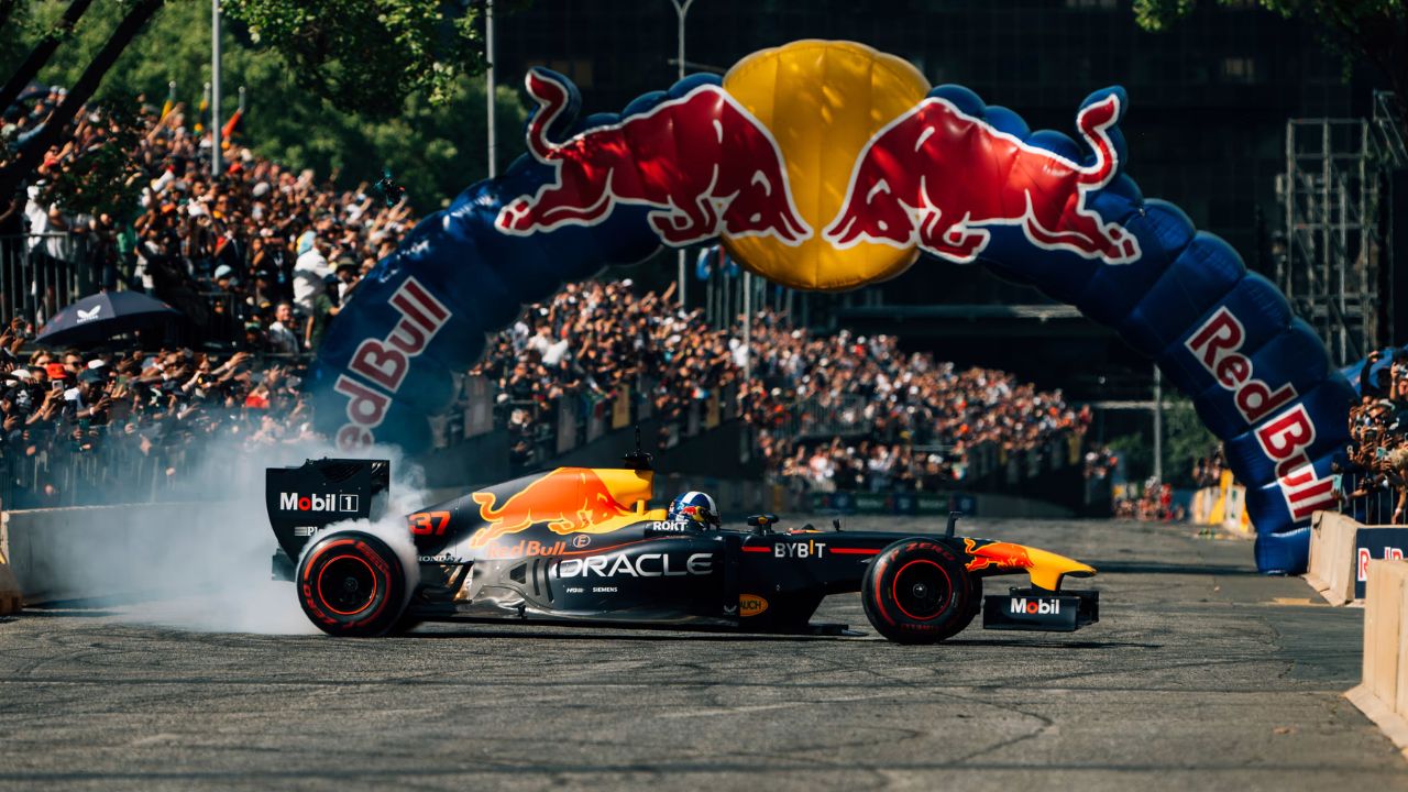 Curitiba recebe evento de demonstração de carros da F1