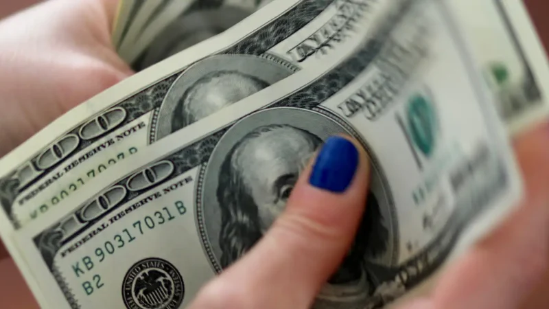 Dólar cai para R$ 5,86 e fecha no menor nível em dois meses