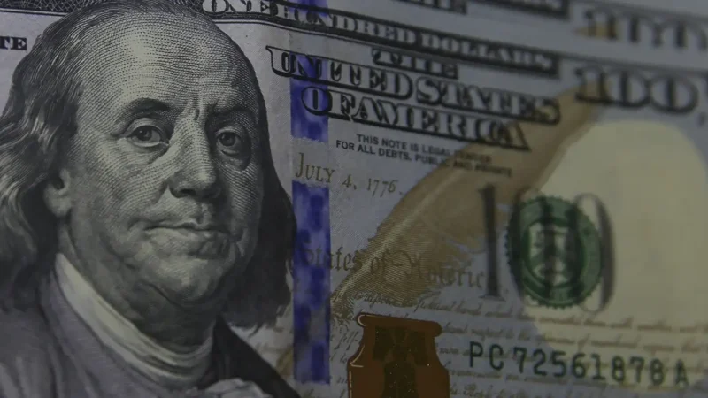 Dólar cai para R$ 5,94 e fecha no menor nível desde fim de novembro