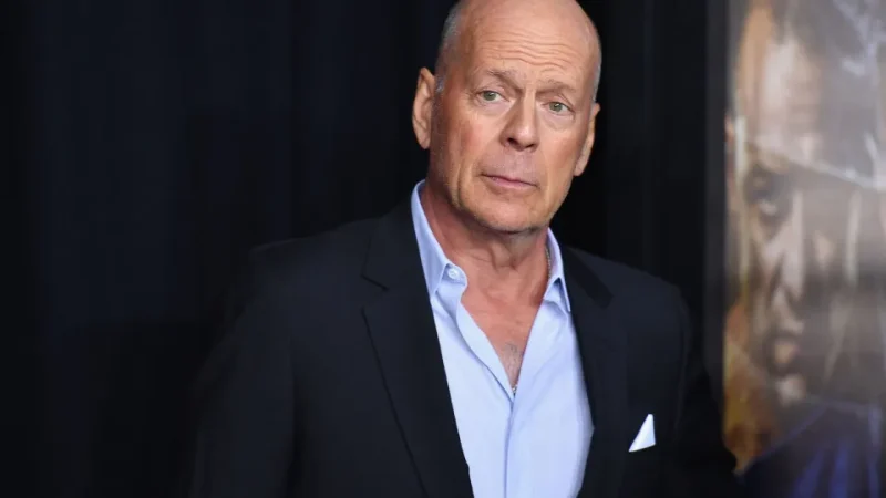 Em rara aparição pública, Bruce Willis aperta mão de policial