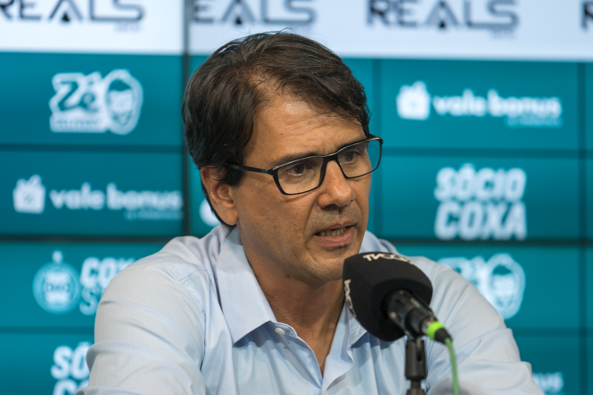 Executivo do Coritiba revela busca por zagueiro e avalia reforços