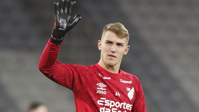Goleiro e atacante se despedem do clube; veja