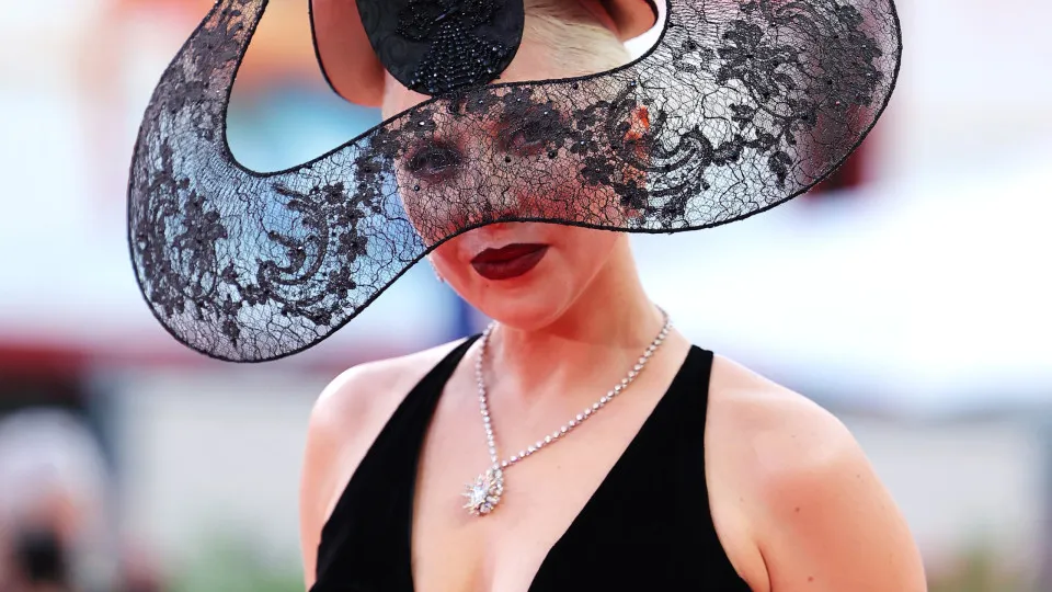 Lady Gaga anuncia novo álbum e data de lançamento