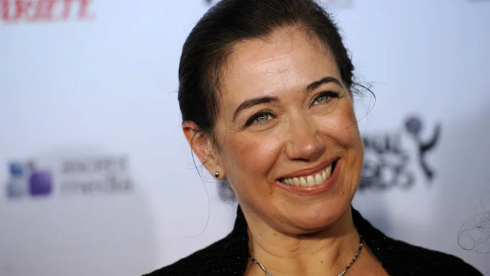 Lilia Cabral cai durante gravação de ‘Garota de Momento’