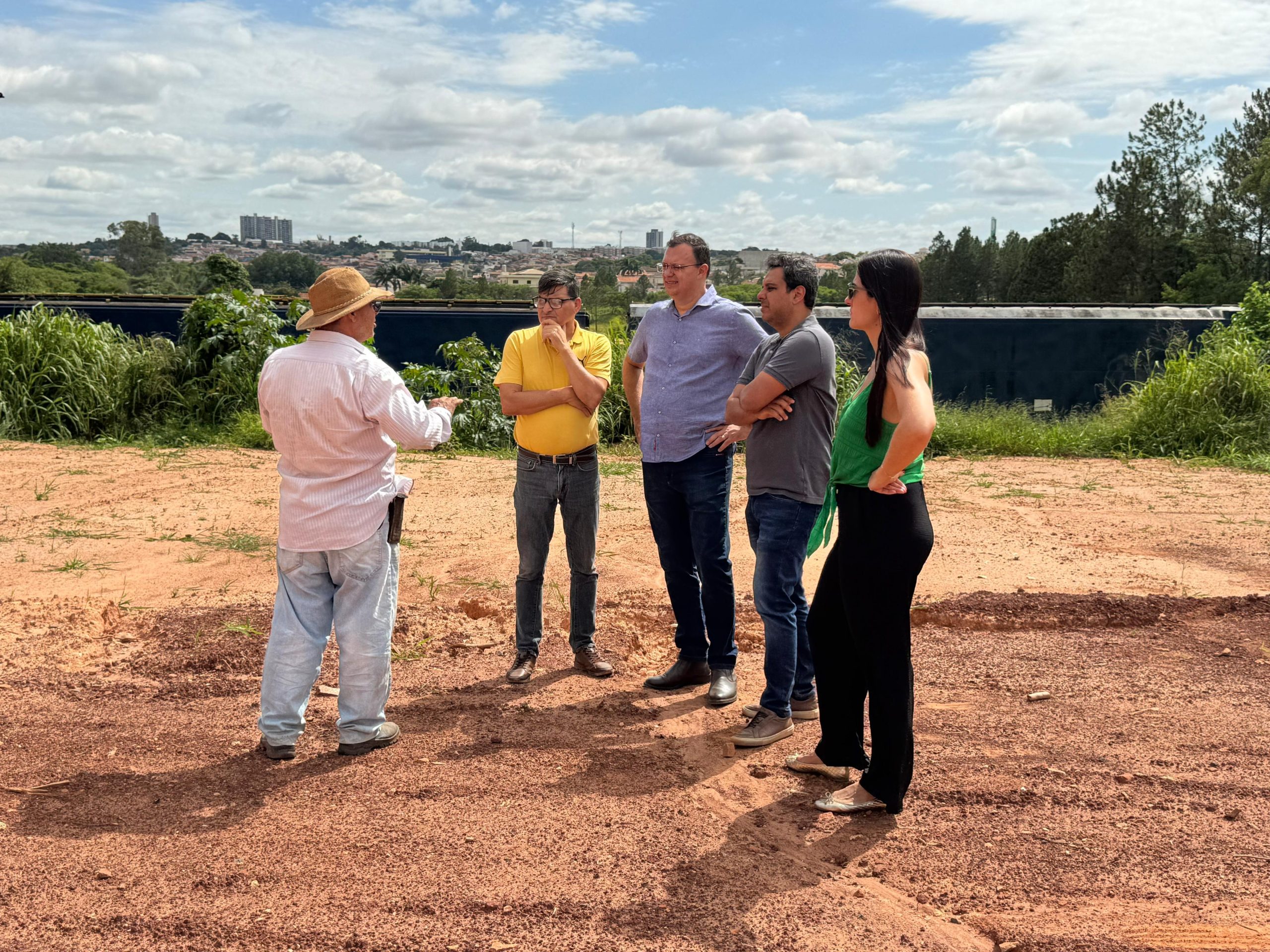 Prefeitura de Sumaré vistoria obra paralisada do viaduto da Avenida Mancini para definir retomada