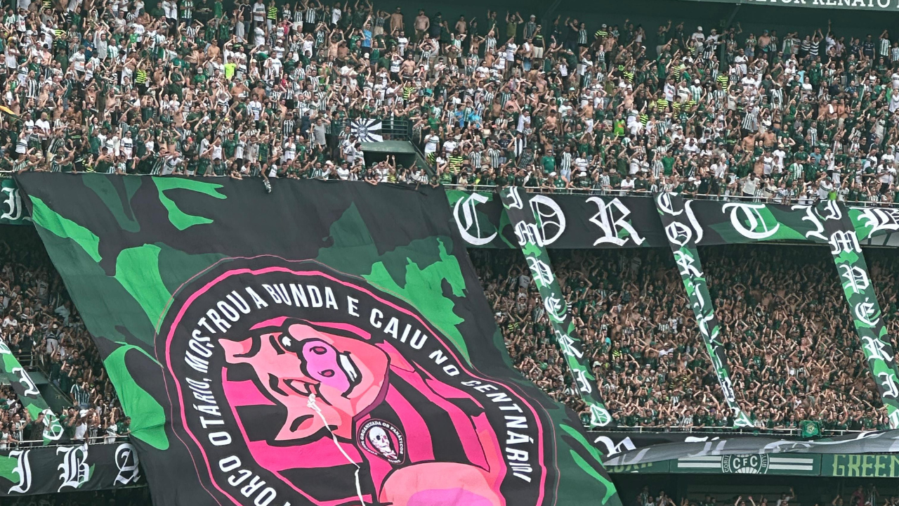 Organizadas do Coritiba voltam com bandeirão polêmico no Atletiba