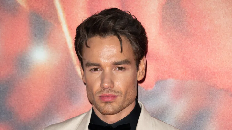 Pai de Liam Payne é processado por difamação após morte do cantor