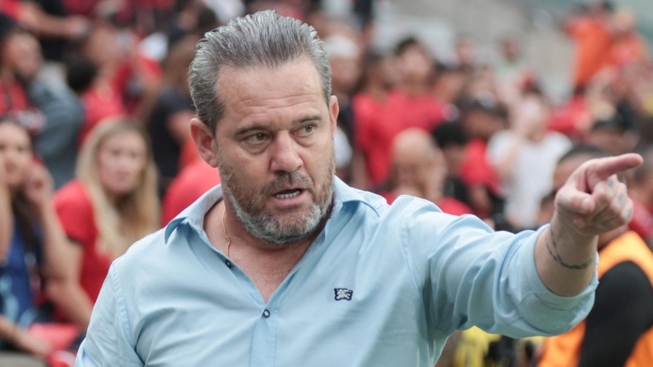 Paraná Clube demite técnico Argel Fuchs