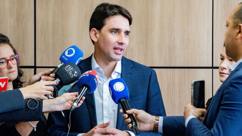 Passagens aéreas não devem subir após fusão de empresas, diz ministro