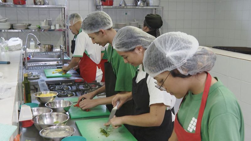 Taxa de desemprego fica em 6,2% no último trimestre de 2024