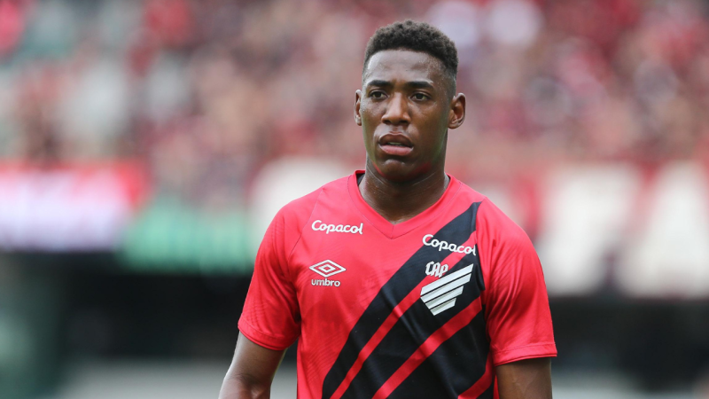 Torcedor do Coritiba chama Léo Pelé de macaco no Atletiba; veja vídeo