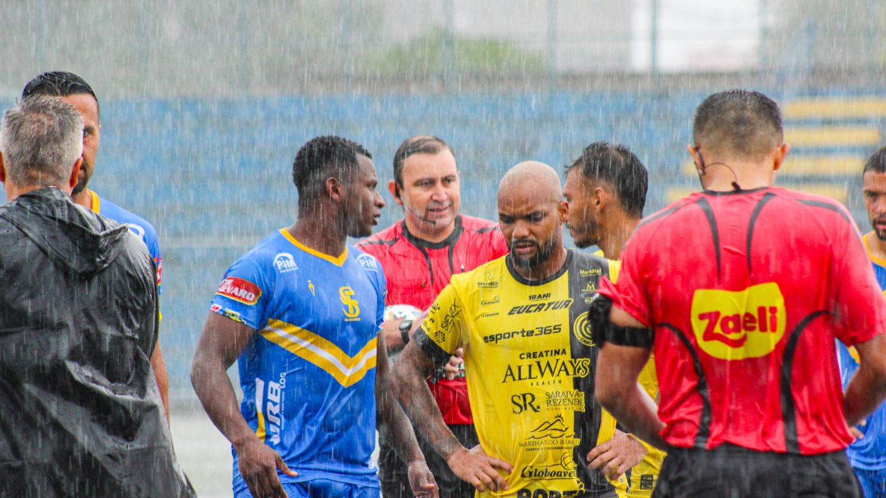 Torcedora é atingida por placa de estádio em jogo do Paranaense