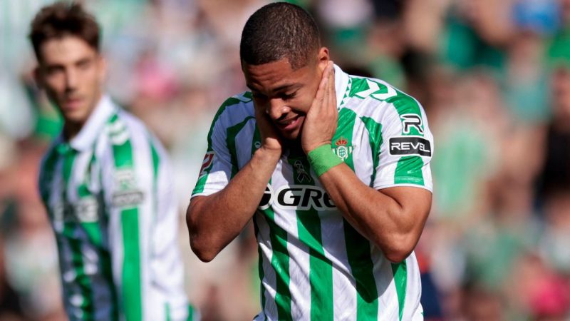 Vitor Roque é alvo por problemas pessoais e fase no Betis