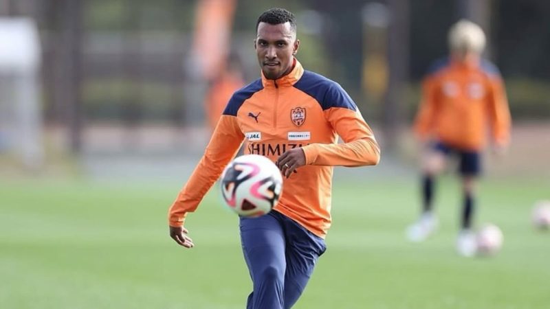 Vitória supera concorrência do Athletico e acerta com Lucas Braga