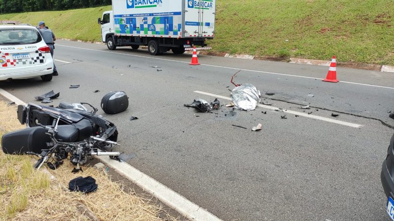 Acidente na Estrada Valêncio Calegari mata uma pessoa e interdita meia faixa