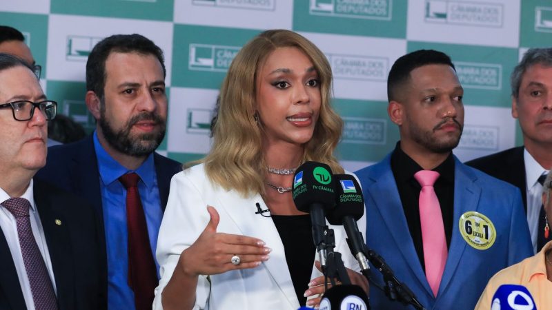 PEC contra escala 6×1 é protocolada na Câmara com 234 assinaturas