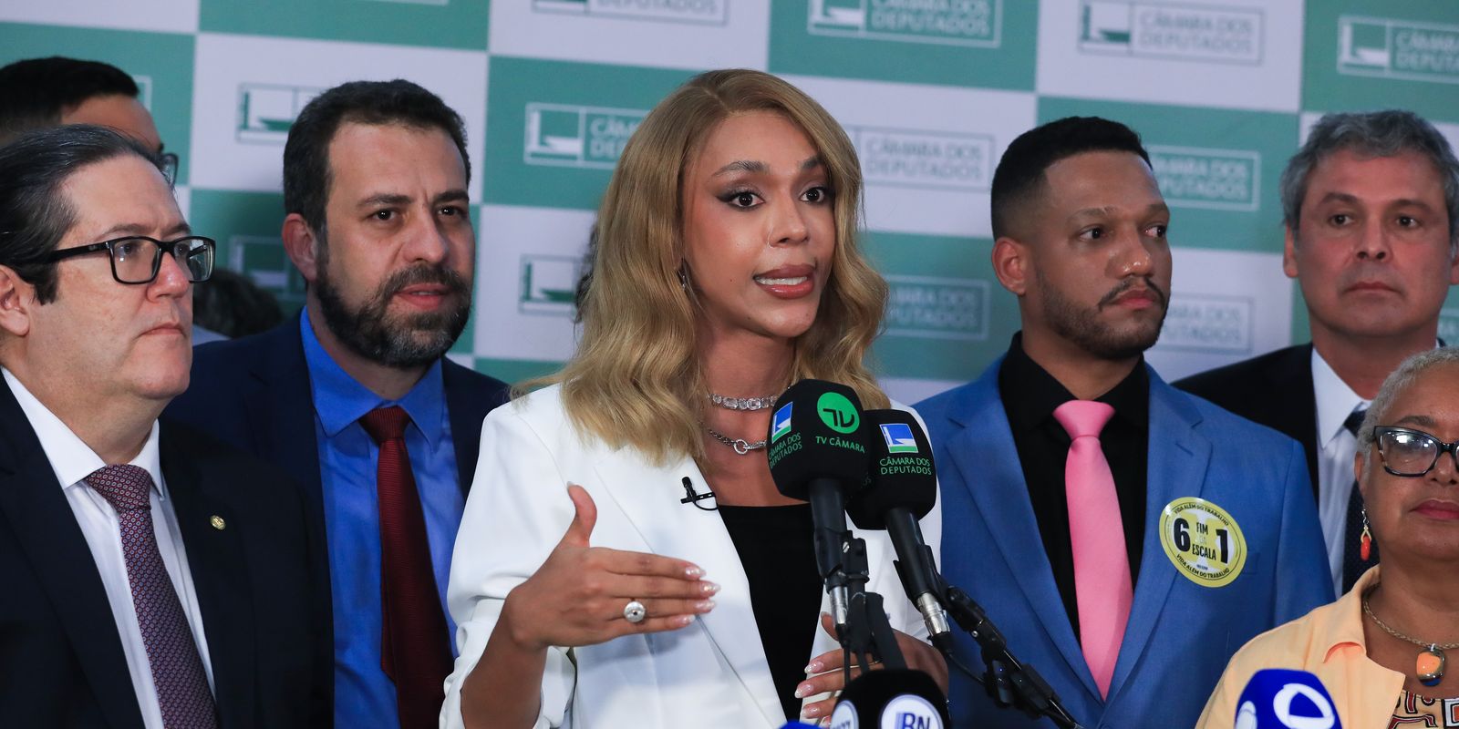 PEC contra escala 6×1 é protocolada na Câmara com 234 assinaturas
