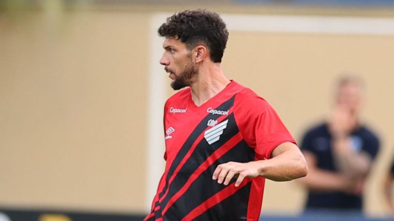 Athletico acelera estreia de reforços após saídas e lesões