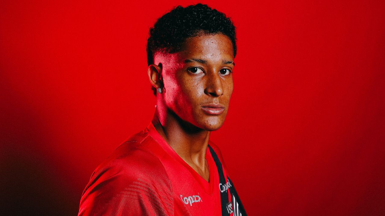 Athletico confirma atacante Tevis, ex-Cruzeiro