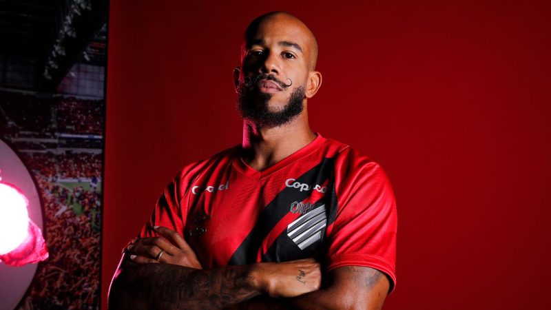 Athletico confirma contratação de meia Patrick, ex-Santos