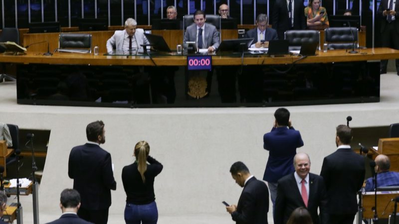Câmara aprova pena para quem divulgar imagens de nudez geradas por IA