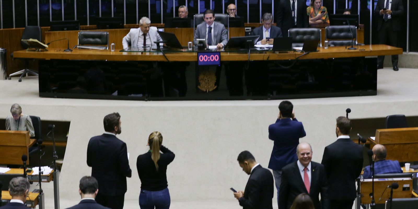 Câmara aprova pena para quem divulgar imagens de nudez geradas por IA