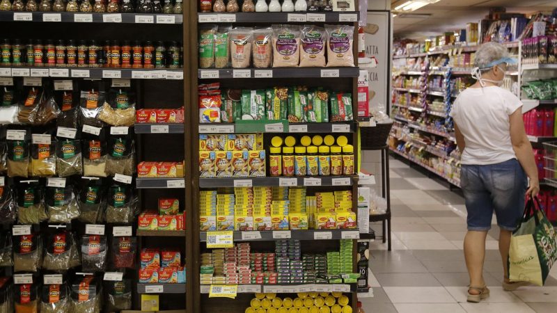 Cesta básica sobe nas capitais e custa ao menos 40% do salário mínimo